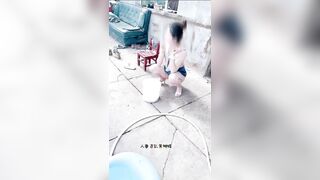 Cô gái mặc đồ như không mặc ở nơi công cộng 4