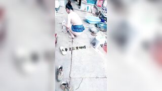 Cô gái mặc đồ như không mặc ở nơi công cộng 4
