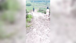 Cô gái mặc đồ như không mặc ở nơi công cộng 5