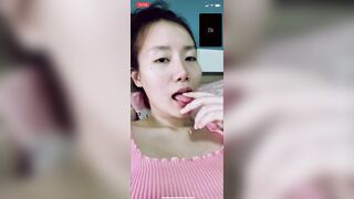 Vcl em gái vú hồng gọi video vạch áo khoe lồn núm vú rồi móc lồn dâm vãi