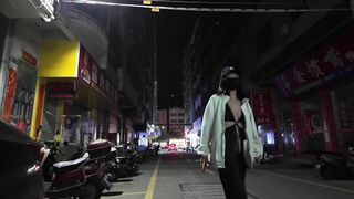 Đi dạo dưới phố về đêm rất mát mẻ,mua hàng trog tiệm và k mặc đồ khiến ai cũng nhìn