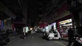 Đi dạo dưới phố về đêm rất mát mẻ,mua hàng trog tiệm và k mặc đồ khiến ai cũng nhìn