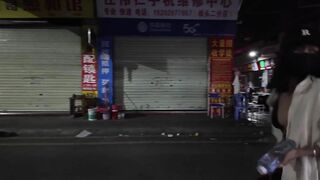 Đi dạo dưới phố về đêm rất mát mẻ,mua hàng trog tiệm và k mặc đồ khiến ai cũng nhìn