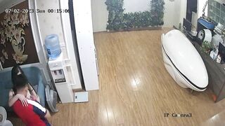 Quay lén phát hiện vợ ngoại tình cùng anh giao hàng