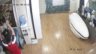 Quay lén phát hiện vợ ngoại tình cùng anh giao hàng