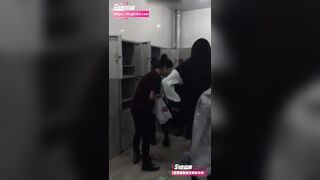 Quay lén phòng thay đồ nữ trong nhà tắm tập thể,có rất nhiều cô gái trẻ rậm lông