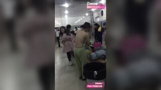 Quay lén phòng thay đồ nữ trong nhà tắm tập thể,có rất nhiều cô gái trẻ rậm lông