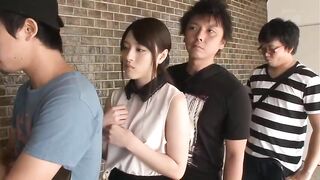 Chồng mò vú lồn vợ ở nơi công cộng 2
