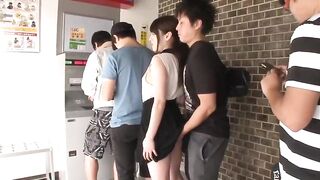 Chồng mò vú lồn vợ ở nơi công cộng
