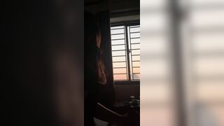 Em iu ngồi bên cửa sổ