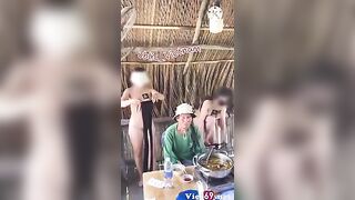 Hai em cởi đồ tiếp anh vé số