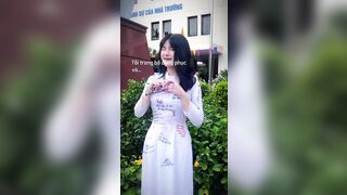 Đi học thì em ngoan ở nhà thì em hư