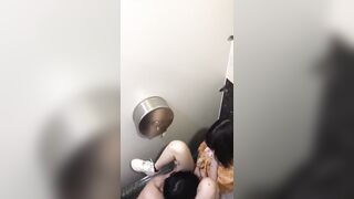 Quay lén đụ nhau trong WC