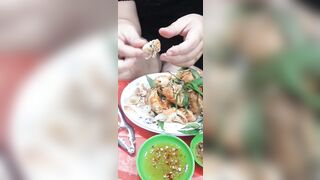 Vợ không mặc quần lót ngồi ăn uống ai nhìn thấy thèm  chơi.