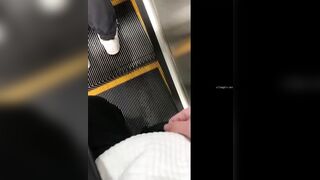 Vẫn là thanh niên đái lén