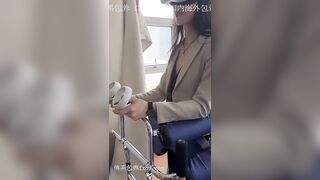 Cạ con cak lên bờ mông em gái đang chơi VR