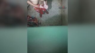 Quay lén vợ bạn tắm