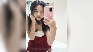 Em gái 2k6 dâm dật mặc váy ngắn móc lồn rên sướng phê lòi