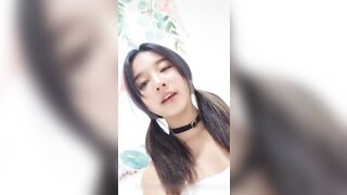 Em gái 2k6 dâm dật mặc váy ngắn móc lồn rên sướng phê lòi
