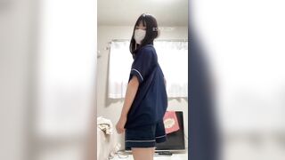Lứng lồn em gái đeo khẩu trang vạch bím thủ dâm xong lột sạch đồ cực dâm