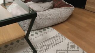 Mẹ vợ thấy con rể thì thèm quá, phải thủ dâm rồi cho con rể địt