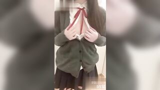 Hàng đẹp non tơ là hàng của học sinh,vẻ đẹp của cô gái đang ở lứa tuổi chín hồng