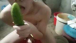 em học sinh mới lớn vào nhà tắm lấy dưa chuột thủ dâm - phần 2