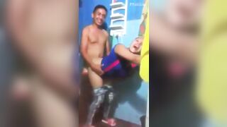 Gái xinh mặc áo Barca bị anh người yêu nện doggy cực dâm