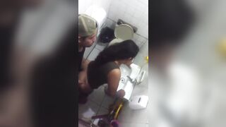 Vcl em gái dâm đãng chổng mông căng bị nện lút lồn trong nhà vệ sinh