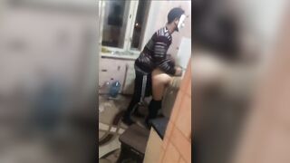 Vcl em gái dâm đãng chổng mông căng bị nện lút lồn trong nhà vệ sinh