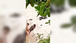 Dâm nữ chổng đít cho anh người yêu nện lút lồn ngay giữa suối