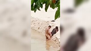 Dâm nữ chổng đít cho anh người yêu nện lút lồn ngay giữa suối