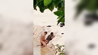 Dâm nữ chổng đít cho anh người yêu nện lút lồn ngay giữa suối