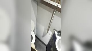 con bạn thân bú mút trong nhà vệ sinh công cộng sướng quá xuất hết vào mồm nó