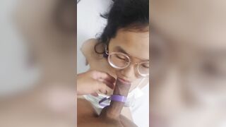 Em rau đeo kính hàng non bú mút con cặc dâm đãng kích thích