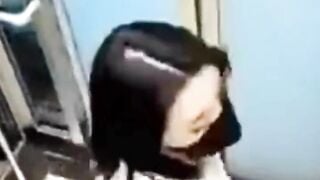 Gái dâm say rượu đái luôn trong thang máy