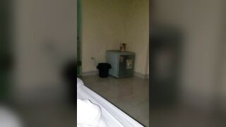 anh đợi em tý em nhắn cho mẹ xin về muộn đã
