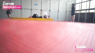 Một cô gái lẳng lơ hạng nhất đã bí mật quay phim nhiều phụ nữ khỏa thân thay đồ