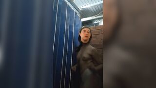 Lén nhảy trong nhà vs