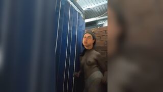 Lén nhảy trong nhà vs