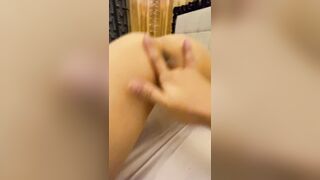 đang địt sướng anh lại rút ra lấy tay móc làm em sướng quằn quại
