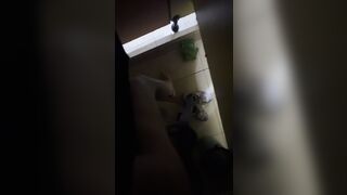 lén lút địt em sinh viên trong nhà vệ sinh ở trung tâm thương mại run quá