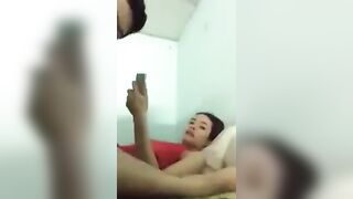 Cho cháu gái HS Mượn Điện thoại, Thoải Mái nghịch lồn lút cán quay video Rên rỉ sex