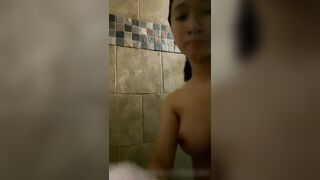 Nứng lồn em gái vú bự xăm mình tắm trần lộ hàng bím hồng cực mọng