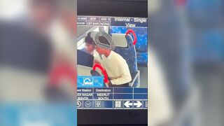 Camera quay được cặp đôi làm tình lén lút trên xe buýt công cộng