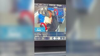 Camera quay được cặp đôi làm tình lén lút trên xe buýt công cộng