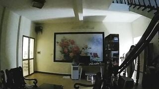 Hack cam chị gái cởi trần thảnh nhiên ra vào nhà như trốn không người