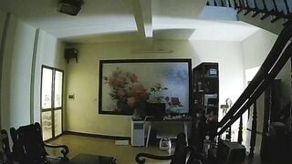 Hack cam chị gái cởi trần thảnh nhiên ra vào nhà như trốn không người