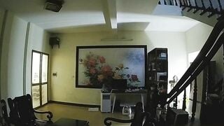 Hack cam chị gái cởi trần thảnh nhiên ra vào nhà như trốn không người