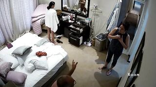 Hack cam 2 vợ chồng cãi nhau nhưng con gái riêng của vợ vẫn vô tư ở trần thay đồ